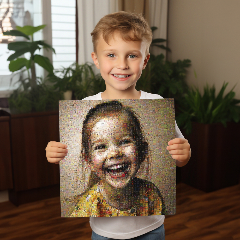 Ungerahmtes Fotomosaik mit lachendem Kind im hellen Wohnraum, ein persönliches Geschenk für Großeltern