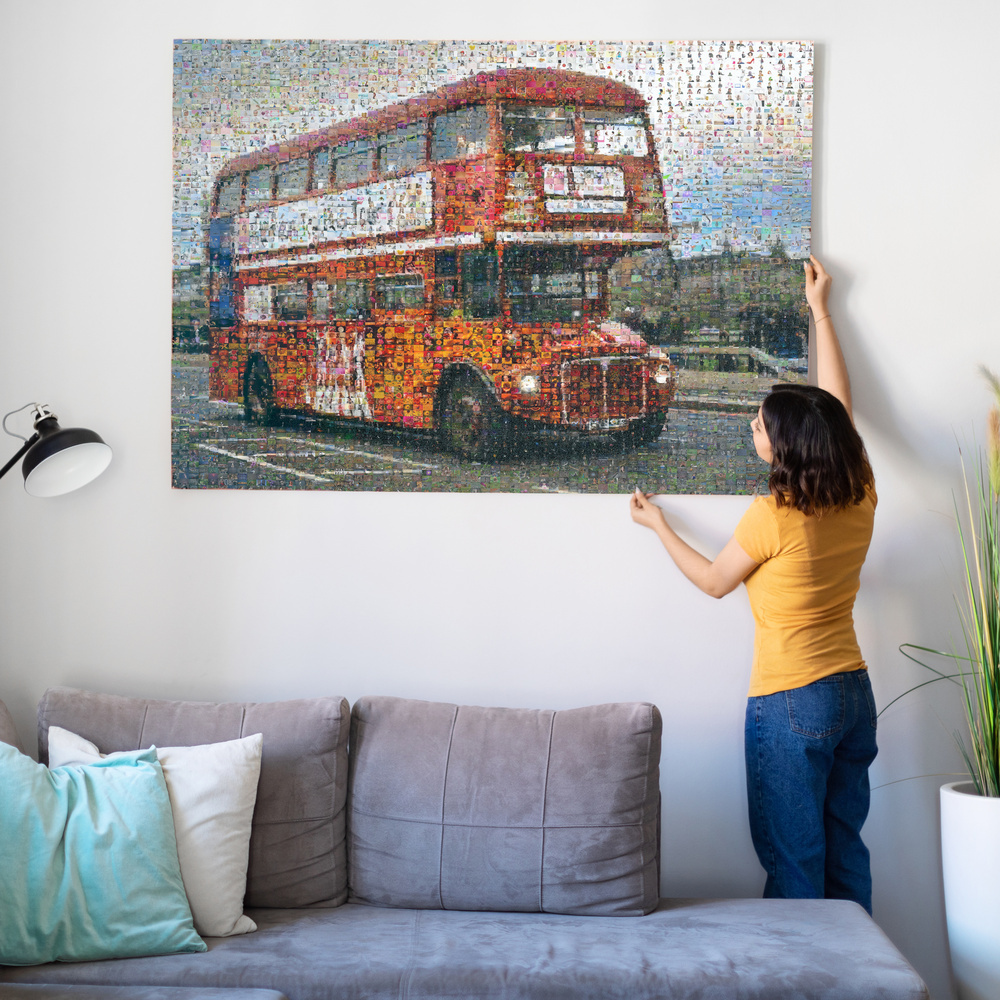Mosaïque photo de bus londonien au-dessus du canapé gris, un cadeau personnalisé pour les voyageurs