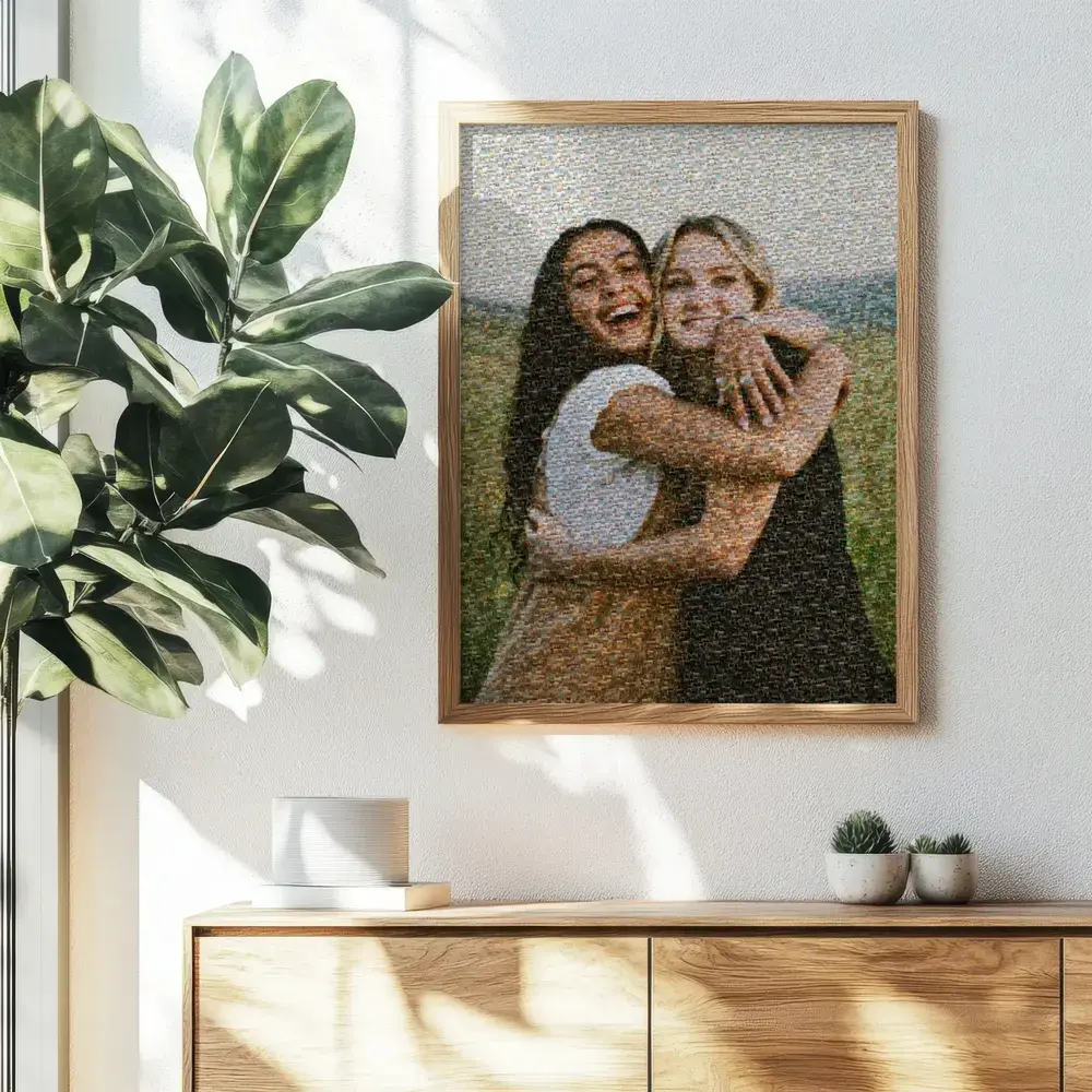 Paar-Fotomosaik im Holzrahmen über einer Kommode neben einer Pflanze, als Geschenk zum Valentinstag