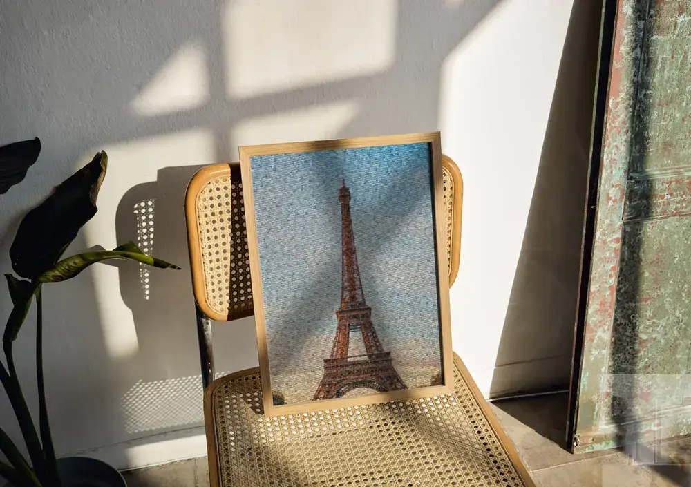 Mosaïque photo de la tour Eiffel encadrée en bois sur une chaise cannée, un cadeau pour les amoureux de Paris