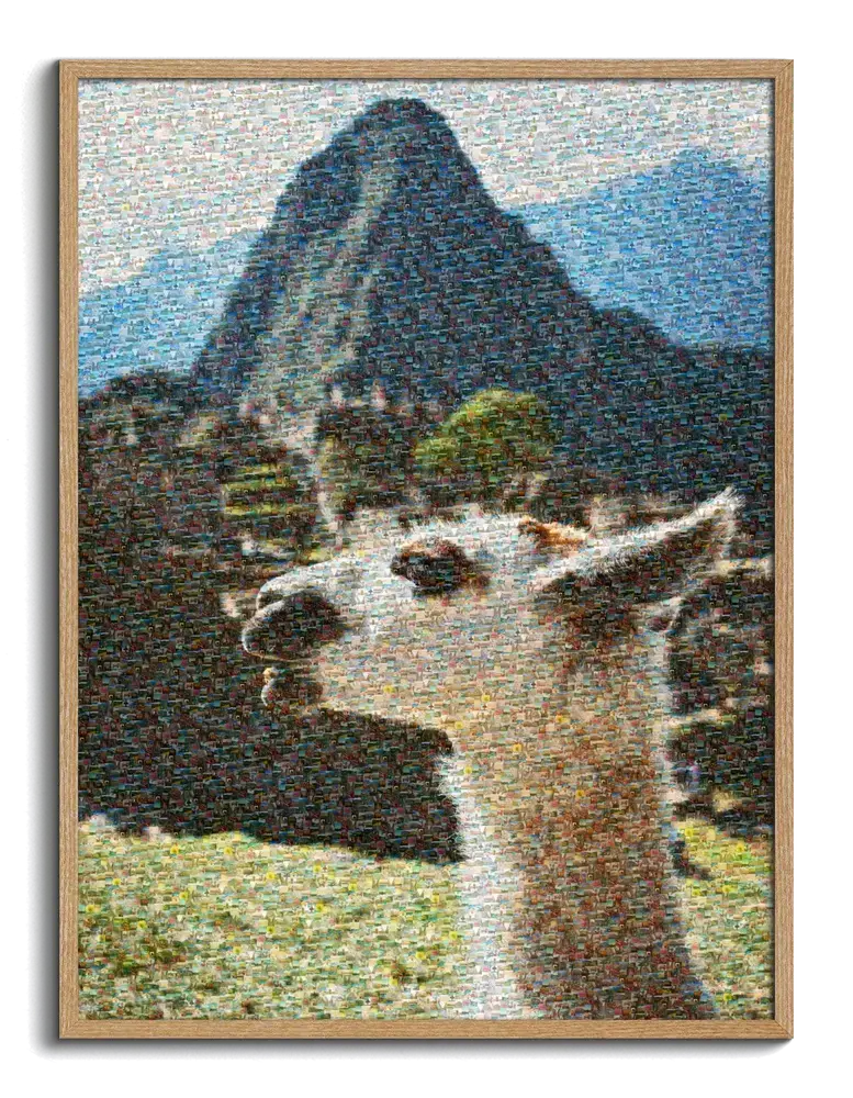 Mosaïque photo de deux lamas devant le Machu Picchu, en format portrait dans un cadre en bois naturel